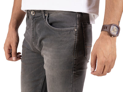 FRONT EMBROIDERY DETIAL JEANS <br> Motif - deep olive